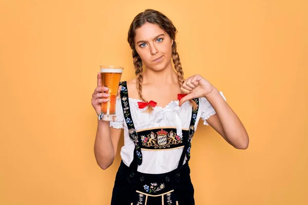 Piękna Blondynka Niemiecka Niebieskimi Oczami Nosząca Sukienkę Ośmiornicy Pijąca Szklankę — Zdjęcie stockowe