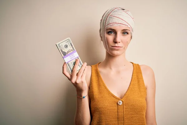 Jovem Mulher Ferida Vestindo Bandagem Cabeça Segurando Dinheiro Pagamento Seguro — Fotografia de Stock