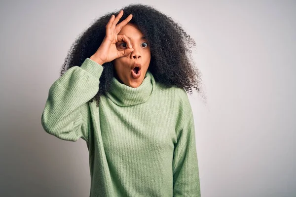 Joven Mujer Afroamericana Hermosa Con Pelo Afro Usando Suéter Invierno —  Fotos de Stock