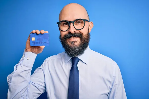 Snygg Skallig Affärsman Med Skägg Innehav Kreditkort Över Isolerad Blå — Stockfoto