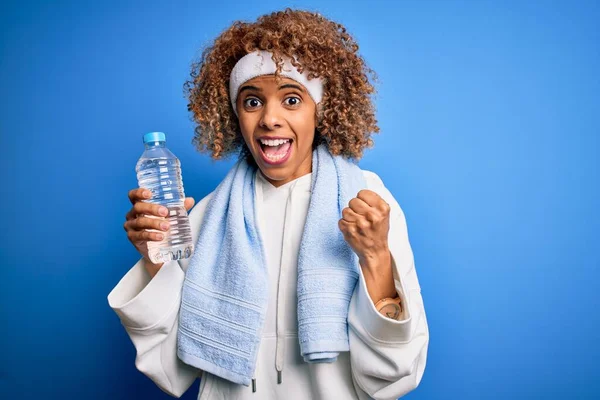 Junge Afrikanisch Amerikanische Sportlerin Beim Sport Mit Handtuch Und Wasserflasche — Stockfoto