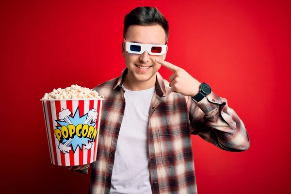 Junger Gutaussehender Kaukasischer Mann Mit Filmbrille Und Popcorn Essen Zeigt — Stockfoto