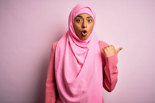Pemuda Afrika Amerika Afro Wanita Mengenakan Hijab Muslim Atas Latar — Stok Foto