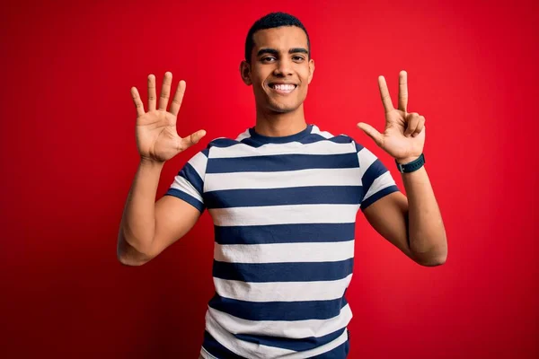 Bonito Homem Afro Americano Vestindo Camiseta Listrada Casual Sobre Fundo — Fotografia de Stock