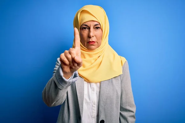 Brünette Geschäftsfrau Mittleren Alters Trägt Traditionellen Muslimischen Hijab Über Blauem — Stockfoto