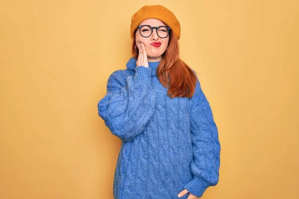 Young Beautiful Redhead Woman Wearing French Beret Glasses Yellow Background — Stock Photo, Image