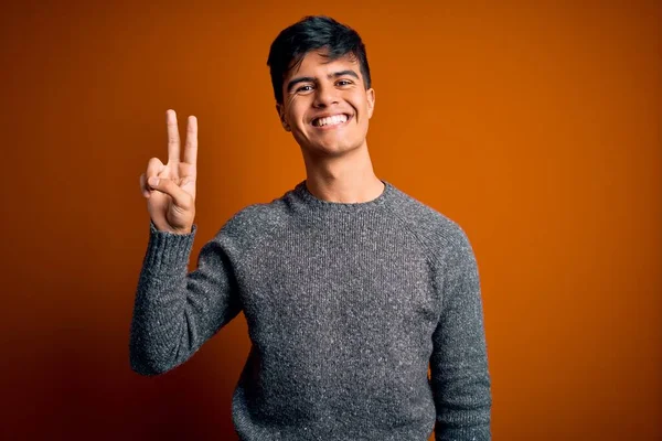 스웨터를 고립된 오렌지색 잘생긴 자신감 행복하게 웃으면서 손가락 고개를 있습니다 — 스톡 사진