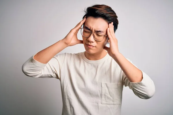 Joven Hombre Chino Guapo Con Camiseta Casual Gafas Sobre Fondo —  Fotos de Stock