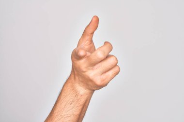 Beyaz arka planda parmaklarını gösteren, kameraya işaret eden, yönü seçen ve işaret eden beyaz bir gencin eli.