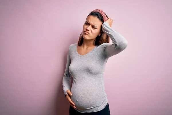 Jong Mooi Tiener Meisje Zwanger Verwacht Baby Geïsoleerde Roze Achtergrond — Stockfoto