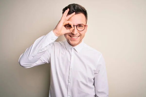 Genç Yakışıklı Adamları Gözlük Takıyor Zarif Gömlekler Giyip Izole Bir — Stok fotoğraf