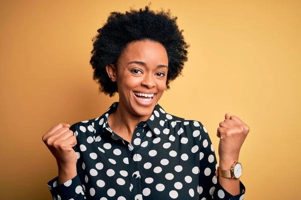 Mladá Krásná Afroamerická Afro Žena Kudrnatými Vlasy Sobě Ležérní Košili — Stock fotografie