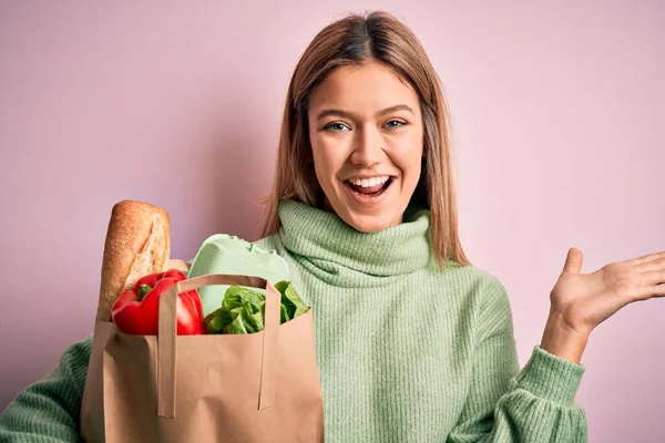 Mladý Krásný Blondýnka Dívka Drží Čerstvé Potraviny Papírové Tašky Přes — Stock fotografie