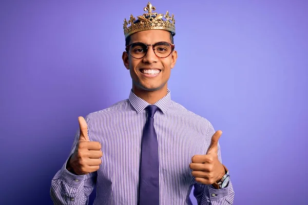 Jovem Homem Afro Americano Bonito Vestindo Coroa Ouro Rei Sobre — Fotografia de Stock