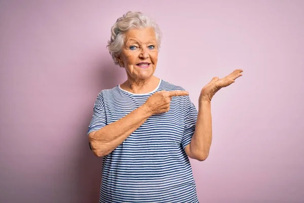 Senior Bela Mulher Cabelos Grisalhos Vestindo Shirt Casual Sobre Fundo — Fotografia de Stock