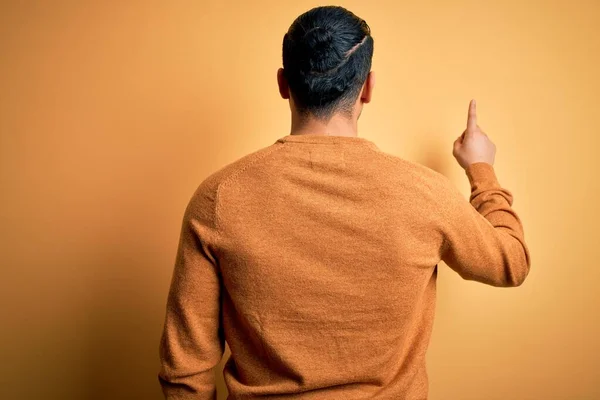 Junger Brasilianischer Mann Lässigem Pullover Vor Isoliertem Gelben Hintergrund Posiert — Stockfoto