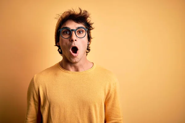 Homem Bonito Jovem Vestindo Shirt Casual Óculos Sobre Fundo Amarelo — Fotografia de Stock