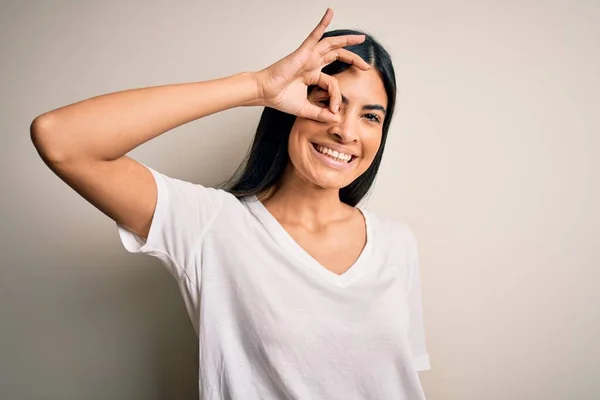 Jovem Bela Mulher Hispânica Vestindo Casual Shirt Branca Sobre Fundo — Fotografia de Stock