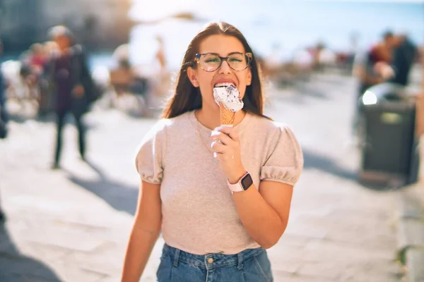 Joven Hermosa Mujer Vacaciones Sonriendo Feliz Confiado Pie Con Sonrisa —  Fotos de Stock