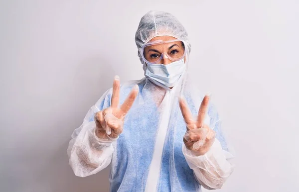 Sestra Středního Věku Žena Nosí Ochranné Koronavirové Vybavení Nad Bílým — Stock fotografie