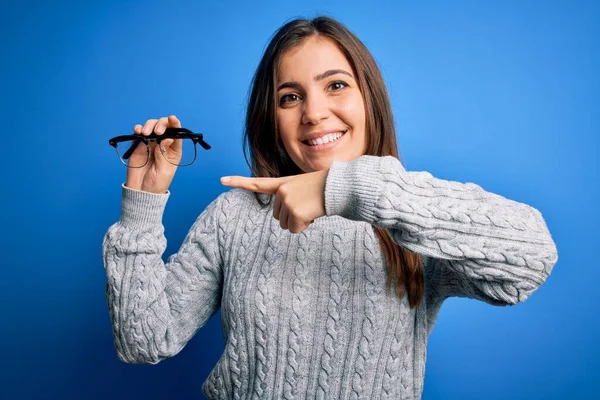 Mulher Loira Jovem Segurando Óculos Óculos Ópticos Sobre Fundo Isolado — Fotografia de Stock