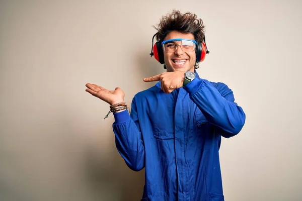 Üniforma Giyen Kulaklık Takan Genç Müteahhit Kameraya Hayret Ediyor Gülümsüyor — Stok fotoğraf