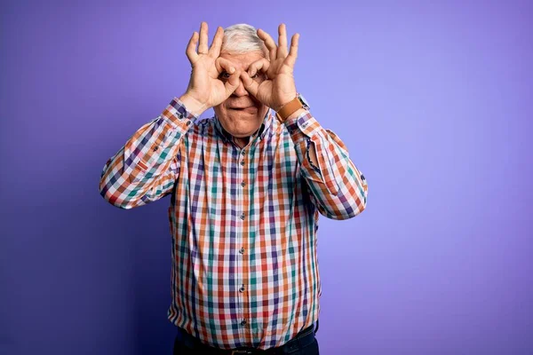 Uomo Anziano Bello Hoary Indossa Casual Camicia Colorata Sfondo Viola — Foto Stock