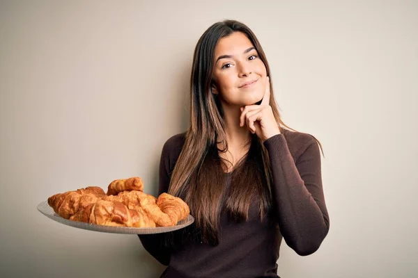 Junges Schönes Mädchen Hält Teller Mit Süßen Croissants Zum Frühstück — Stockfoto