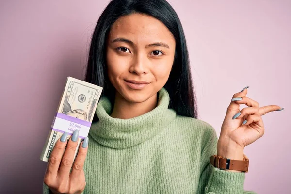 Jovem Mulher Chinesa Bonita Segurando Dólares Sobre Fundo Rosa Isolado — Fotografia de Stock
