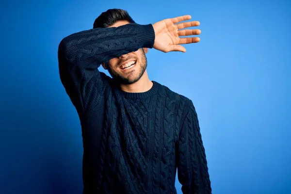 Jovem Homem Bonito Vestindo Camisola Casual Sobre Fundo Azul Isolado — Fotografia de Stock