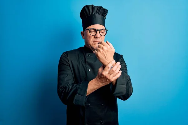 Chef Guapo Pelo Gris Mediana Edad Con Uniforme Cocina Sombrero —  Fotos de Stock
