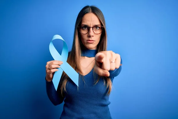 Mujer Rubia Joven Con Ojos Azules Sosteniendo Conciencia Cáncer Colon — Foto de Stock