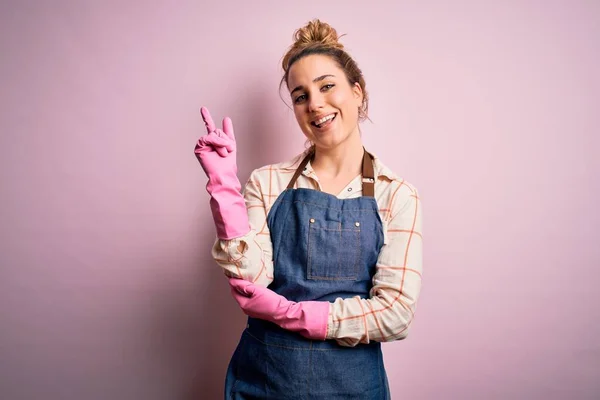 Junge Schöne Blonde Putzfrau Die Hausarbeit Macht Arpon Und Handschuhe — Stockfoto