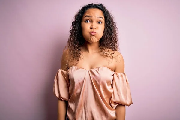 Joven Hermosa Mujer Con Pelo Rizado Con Camiseta Casual Pie — Foto de Stock