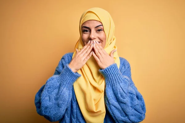 Jovem Bela Morena Muçulmana Mulher Vestindo Árabe Hijab Sobre Isolado — Fotografia de Stock