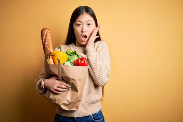 Genç Asyalı Bir Kadın Elinde Poşet Dolusu Taze Sağlıklı Sebzeyi — Stok fotoğraf