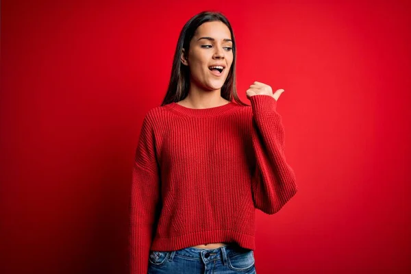 Mooie Jonge Brunette Vrouw Dragen Casual Trui Staan Rood Geïsoleerde — Stockfoto