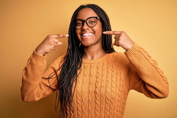 Jeune Femme Intelligente Afro Américaine Portant Des Lunettes Pull Décontracté — Photo