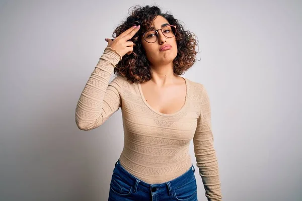 Jeune Belle Femme Arabe Bouclée Portant Shirt Décontracté Des Lunettes — Photo