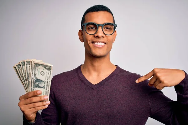 Schöner Afrikanisch Amerikanischer Mann Mit Einem Bündel Dollarnoten Vor Weißem — Stockfoto