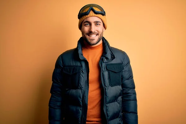 Sakallı Kar Maskesi Takan Yüzünde Mutlu Havalı Bir Gülümsemeyle Kayak — Stok fotoğraf