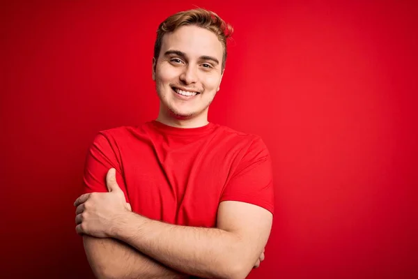 Mladý Pohledný Rusovlasý Muž Neformálním Tričku Izolovaném Červeném Pozadí Šťastný — Stock fotografie