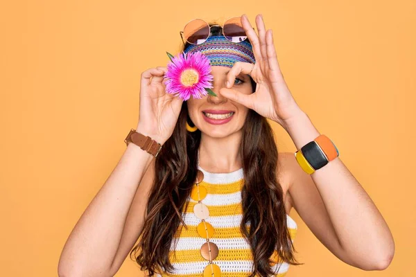 Junge Schöne Hippie Frau Mit Blauen Augen Trägt Sonnenbrille Mit — Stockfoto