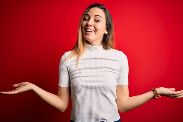 Mooie Blonde Vrouw Met Blauwe Ogen Dragen Casual Witte Shirt — Stockfoto