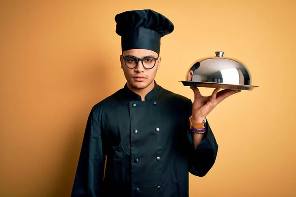 요리사 복장을 쟁반을 브라질인 요리사가 얼굴에 진지하게 생각하는 표정으로 반반을 — 스톡 사진
