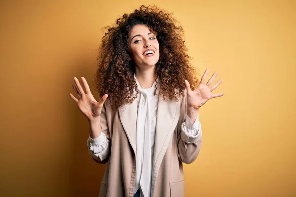 Jong Mooi Brunette Vrouw Met Krullend Haar Piercing Dragen Casual — Stockfoto