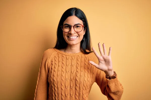 Ung Vacker Latinamerikansk Kvinna Bär Glasögon Över Gul Isolerad Bakgrund — Stockfoto