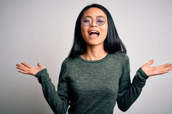 Ung Vacker Kinesisk Kvinna Bär Glasögon Och Shirt Över Isolerade — Stockfoto