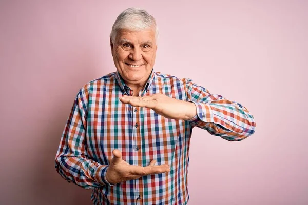 Uomo Anziano Bello Hoary Indossa Casual Camicia Colorata Sfondo Rosa — Foto Stock