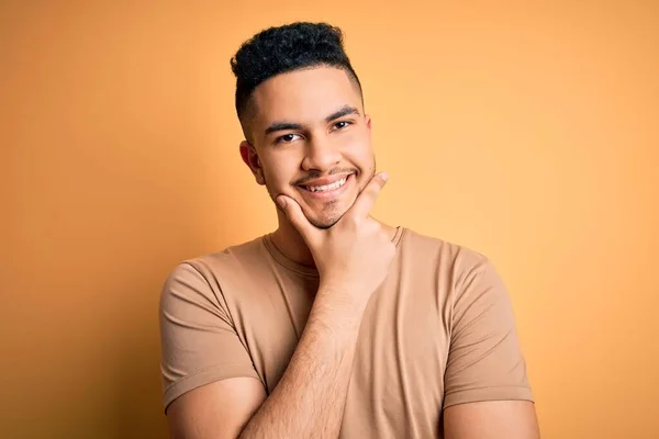 Junger Gutaussehender Mann Lässigem Shirt Der Vor Isoliertem Gelben Hintergrund — Stockfoto